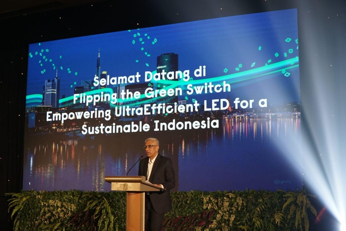 Sukanto Aich, Commercial Leader Professional Signify South East Asia membuka acara Flipping the Green Switch: Empowering UltraEfficient LED for a Sustainable Indonesia