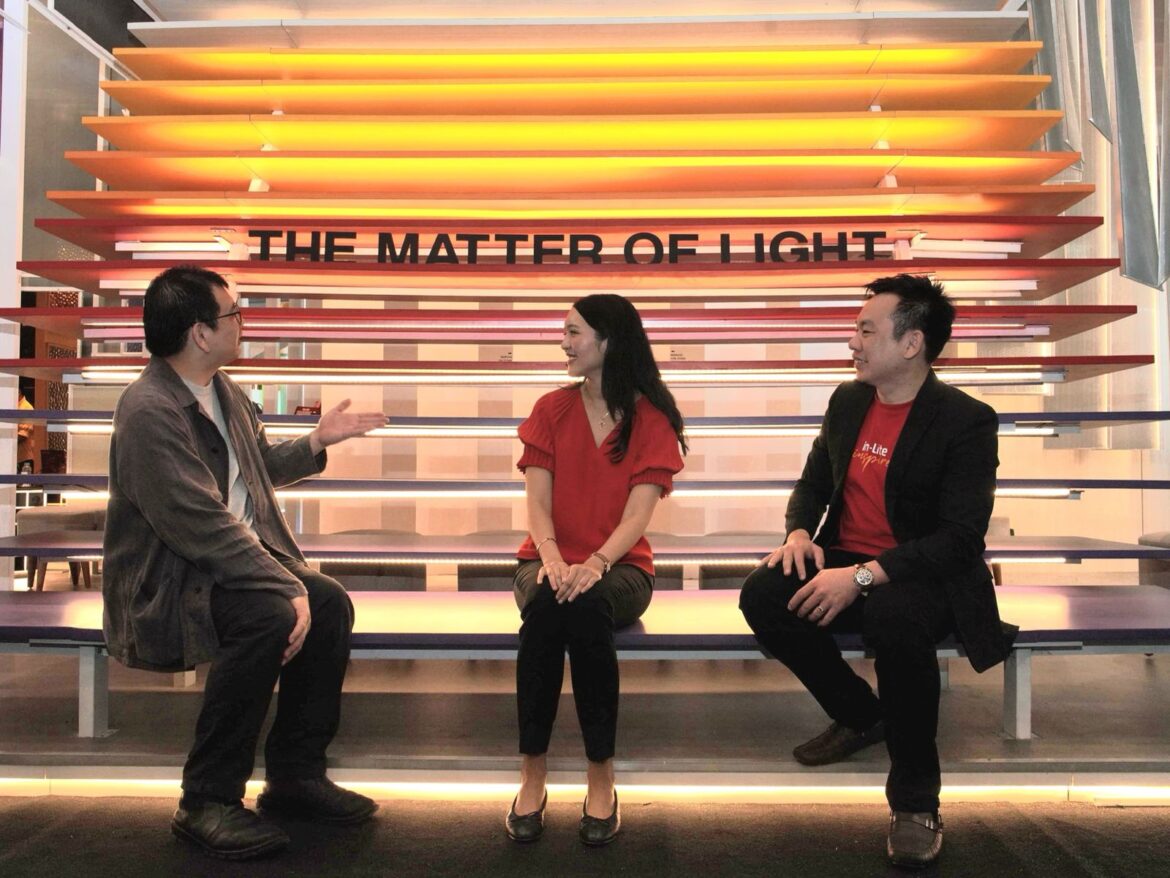 Keterangan Narasumber (Ki-ka) Architect mensanaDANteman Alvar Mensana, Commercial Director in-Lite LED Fransiska Darmawan, dan Product Manager in-Lite LED Fabian Tys